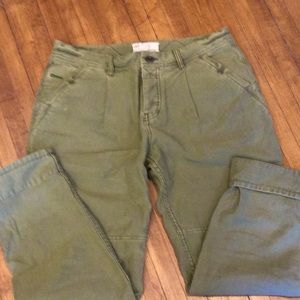 Army green cropped pant